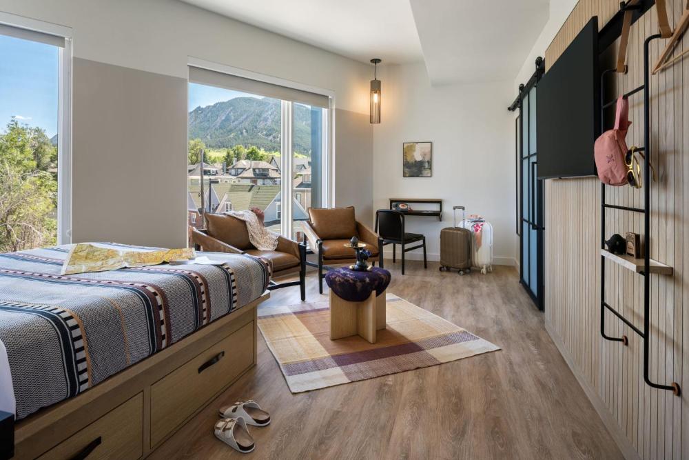 Corner Queen Suite interior